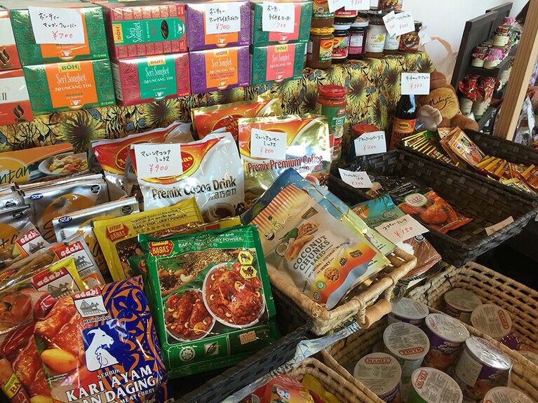 マレーシアの特産品である紅茶やカレーパウダー、調理ペーストなど。ココナッツミルクで作られたカヤジャム、人気の清涼飲料水100Plusも販売。