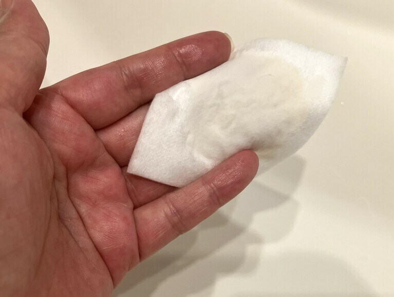 見えづらいですが、コットンにひたしたところ。マイルドな乳白色です。