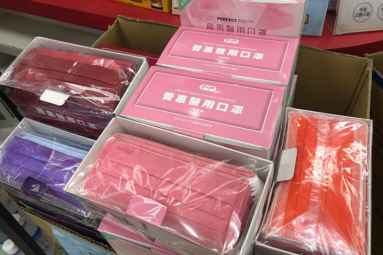 かつて品薄だった濃色系は、いまではビビッドからスモーキーまで豊富に揃う。