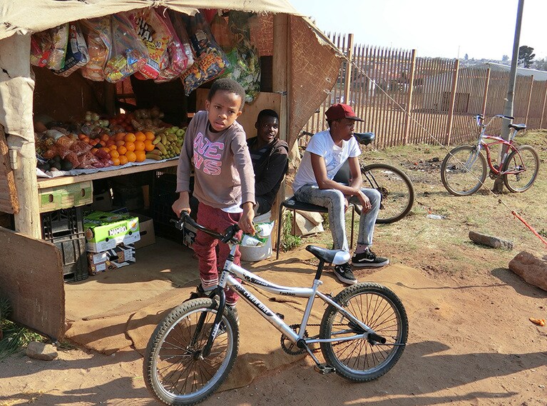 車窓から見るよりもぐっと近い自転車の目線。途中、駄菓子屋に立ち寄っておやつを購入。