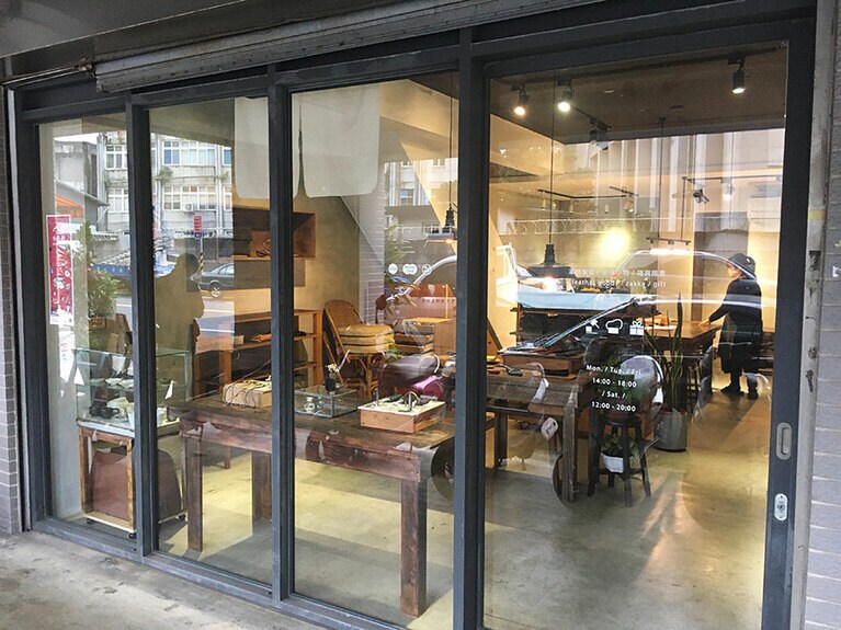 ガラス張りなので、店内での作業風景も見ることができます。