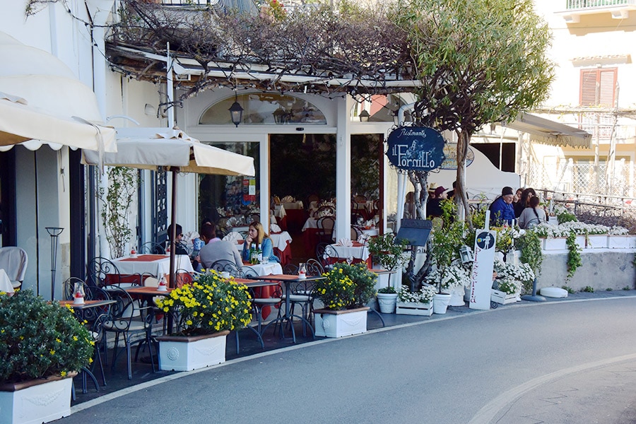 ポジターノのバス通り沿いのカフェ。アマルフィのみならず、周辺の街歩きも楽しい。