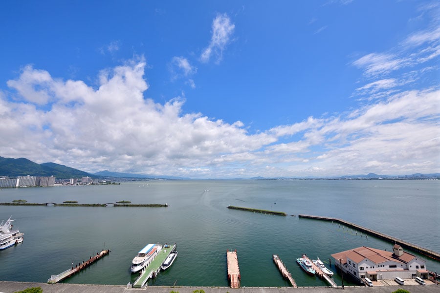 館内には琵琶湖を望む絶景スペースが随所に。