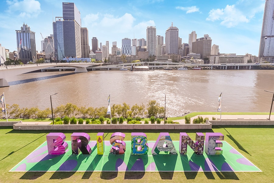 サウスバンクには「BRISBANE」の巨大なオブジェが。川向こうには新旧のビルが混在するCBDが。(C)Tourism & Events Queensland
