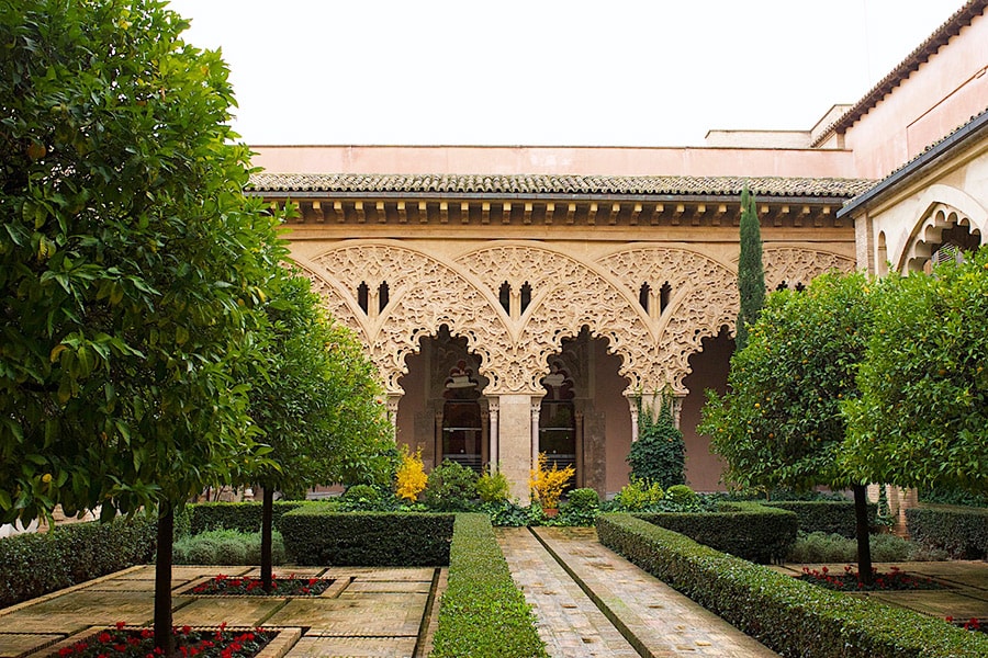 アルハンブラ宮殿を彷彿させる中庭。