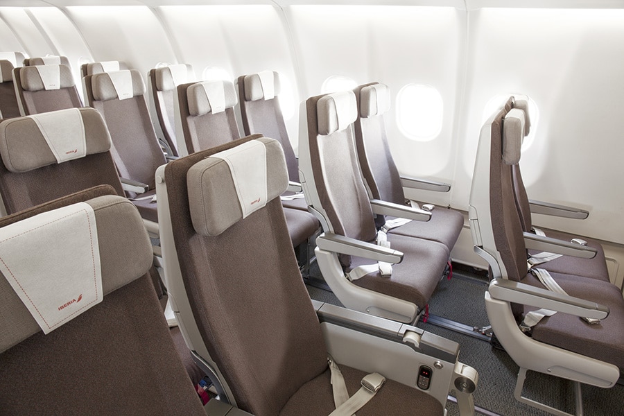 エコノミークラスのシート。シートのフォルムはもちろん、可動式のヘッドレストの白いカバーに角度を付けてあるなど、こちらも細部にまでこだわったデザインだ。(C)イベリア航空