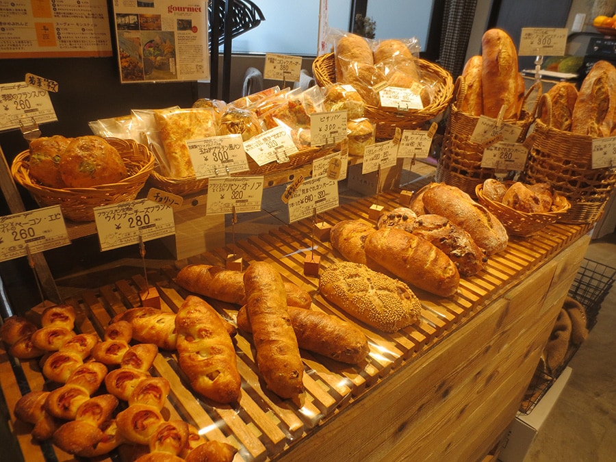 入って左手に並んだハード系のパン。