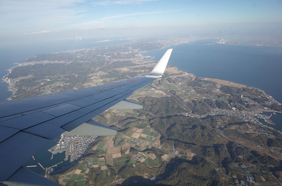 翼の向こう側に、伊勢湾に浮かぶ中部国際空港セントレアが見えてきた！