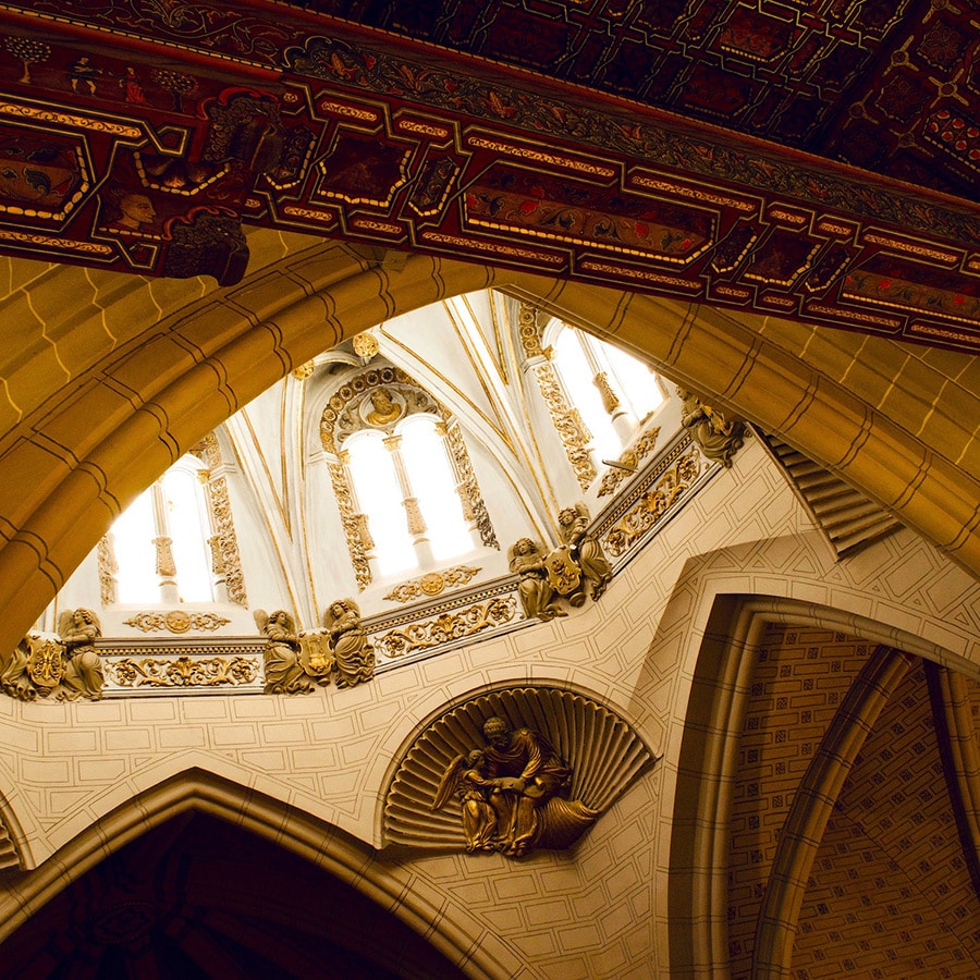 テルエルの大聖堂のクーポラを飾るキリスト教的なゴールドと石の装飾と、エキゾティックな天井を彩る木材に彩色の絵画。