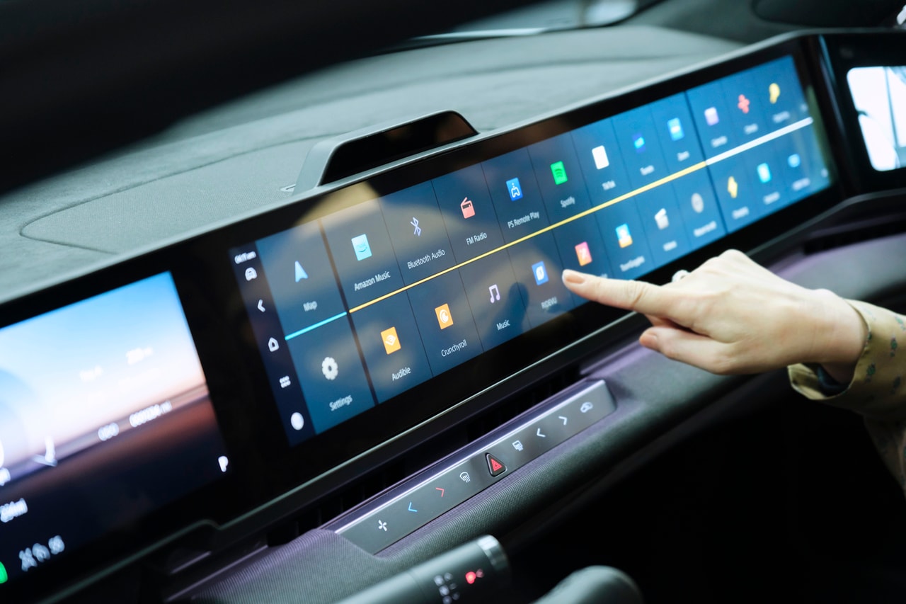 多彩なアプリを搭載したパノラミックスクリーン。車内でPlayStation®を楽しめるのは世界初の試み。