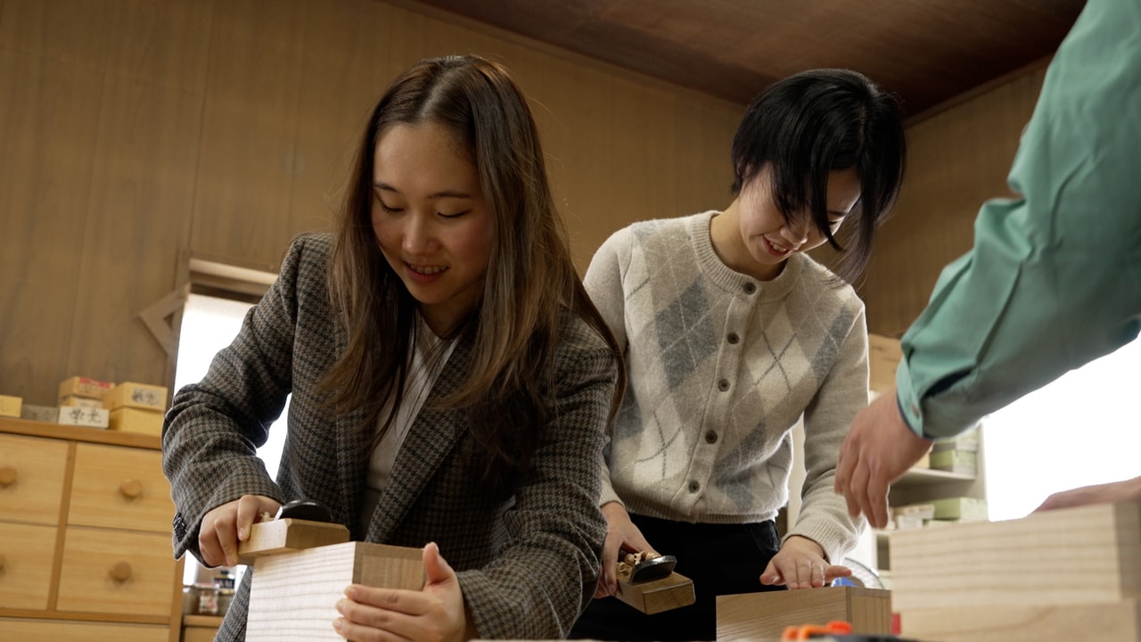 桐の柔らかさや温かみを肌で感じられる桐箱作り体験も神藤さんの提案するアクションのひとつ。