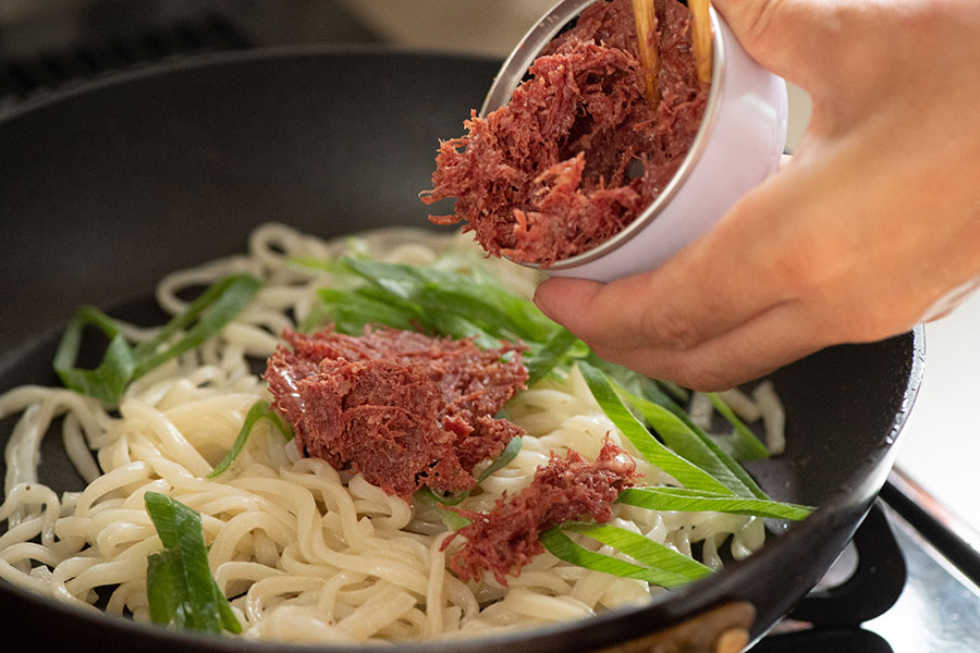 【POINT】コンビーフ缶は一缶すべて入れてしまって大丈夫。