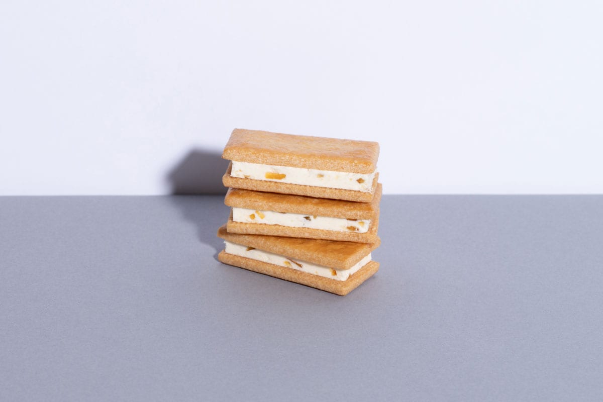 「薫る八丈フルーツレモンのバターサンドクッキー 8個入」2,419円。