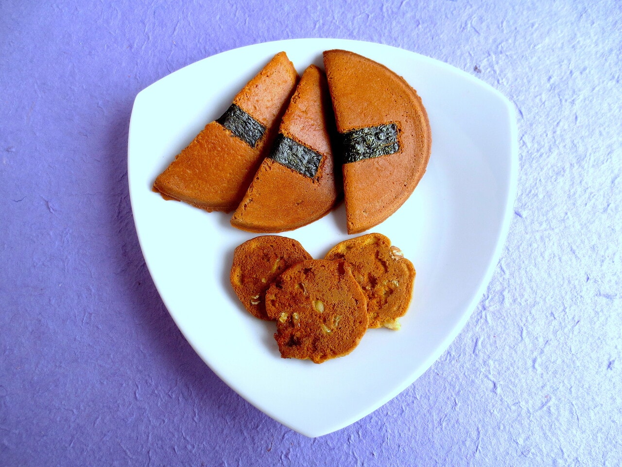 上「みそ半月」、下「黒糖くるみ」各1袋350円。