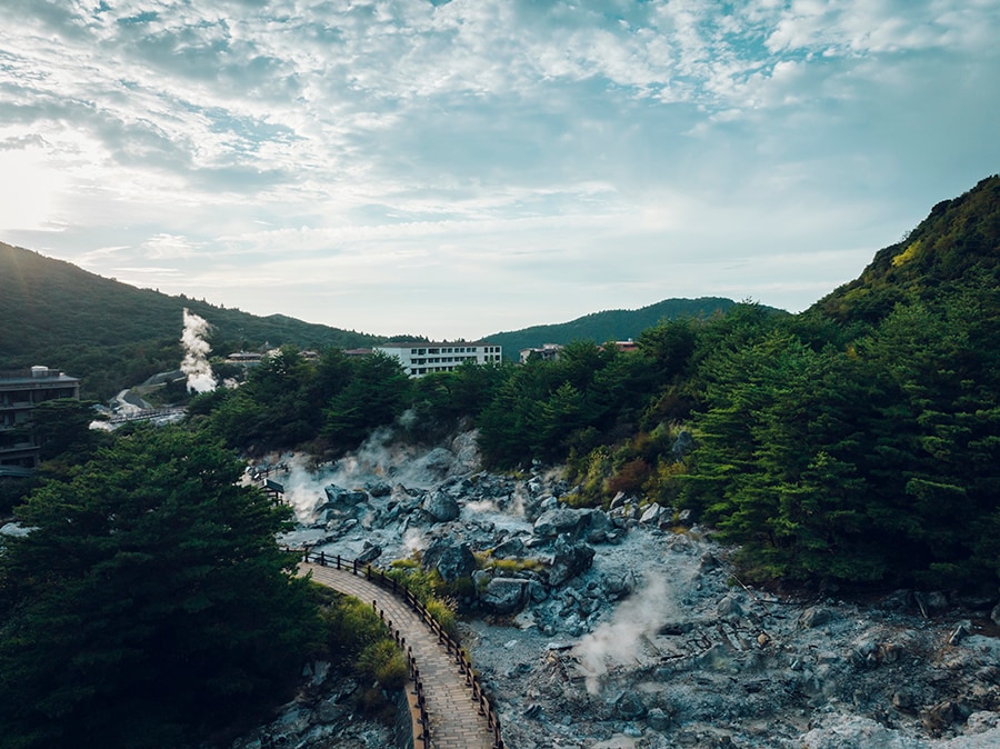 雲仙温泉を象徴する絶景・雲仙地獄に面して建つ「界 雲仙」。