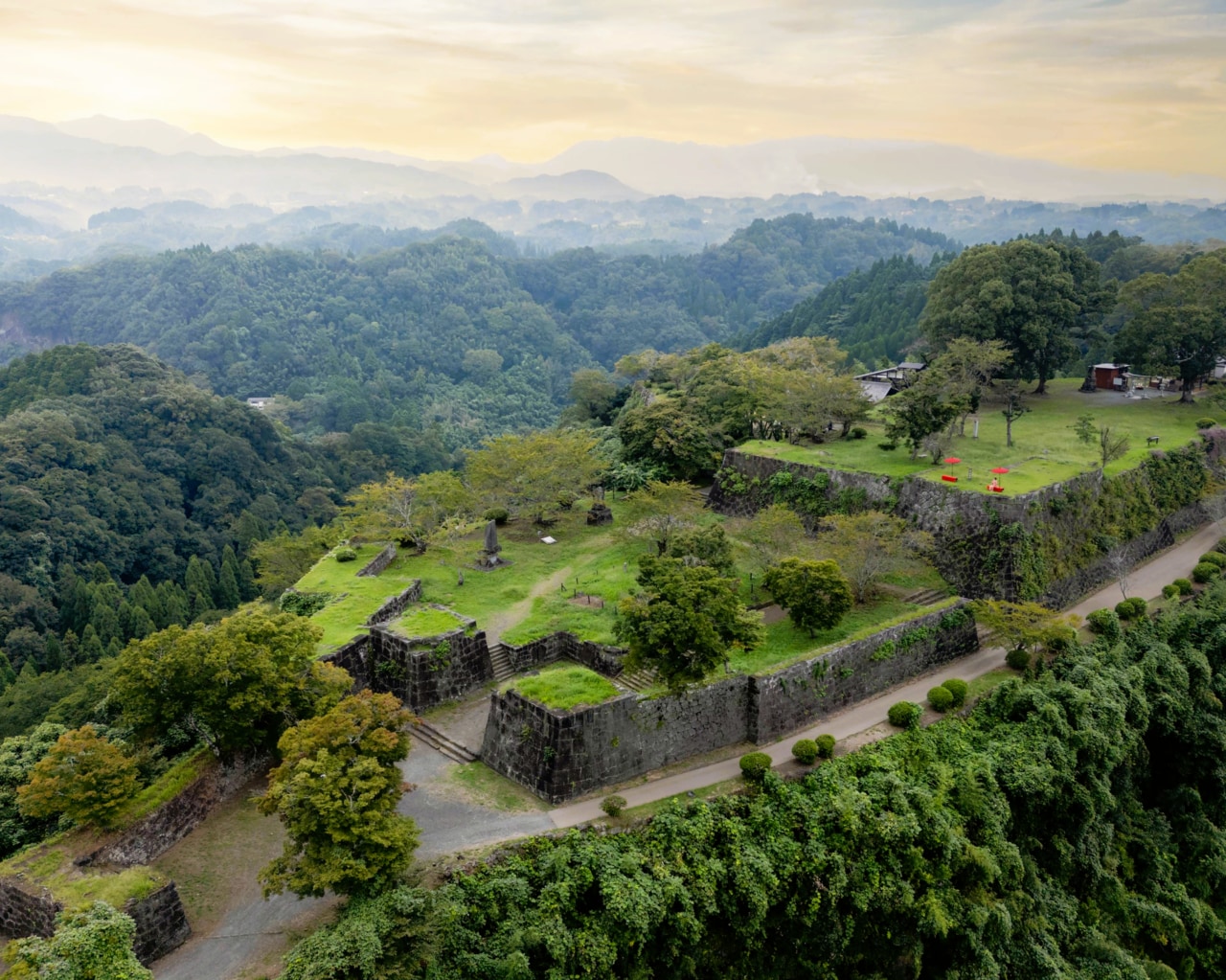 標高325mの険しい山上に築かれた天然の要塞･岡城。島津軍も落とせなかった難攻不落の城として知られ、この地にゆかりの作曲家・瀧廉太郎の「荒城の月」は岡城がモチーフ。