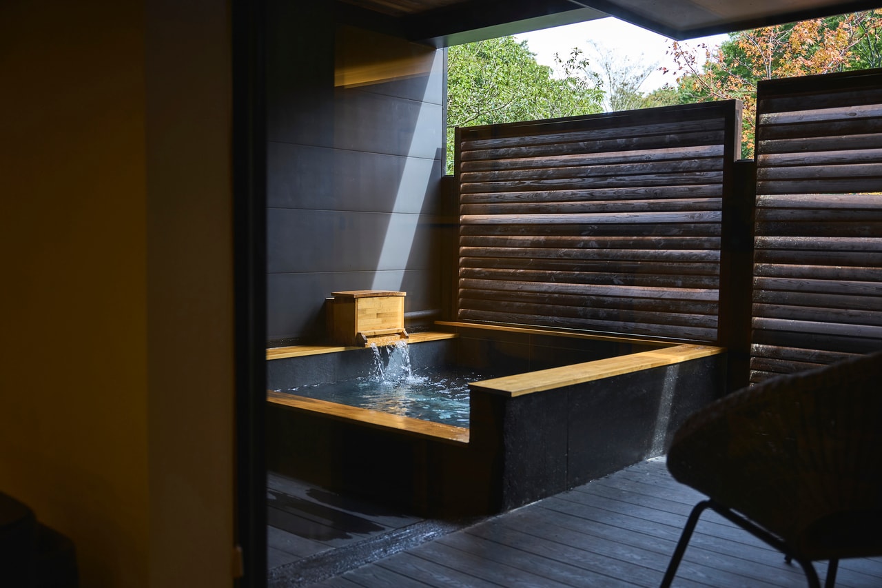 客室のすべてが露天風呂または半露天風呂付き。写真は「和モダンルーム」の客室半露天風呂。