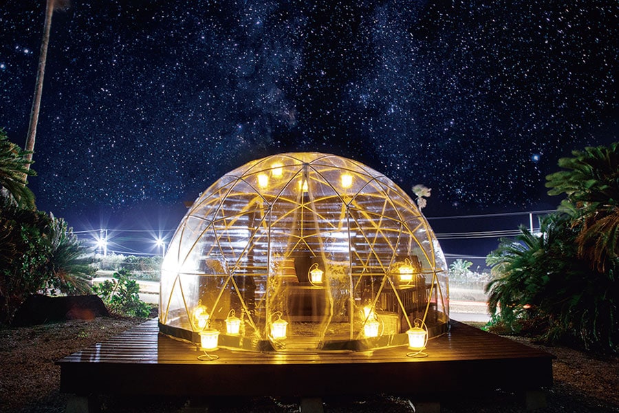 透明なテントで星空観察ができる「星降るプレミアムデッキ」。「リードパークリゾート八丈島」宿泊者1日1組限定の極上体験。