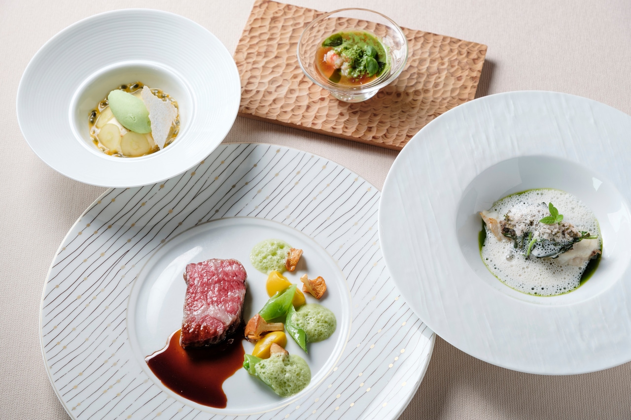 シーズナルメニューの一例。コースは前菜に始まり、魚料理、肉料理、デザートまで。