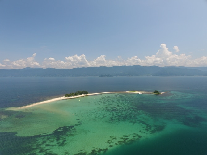 敦賀の色浜沖に浮かぶ水島。夏限定で上陸できます。写真／敦賀観光協会