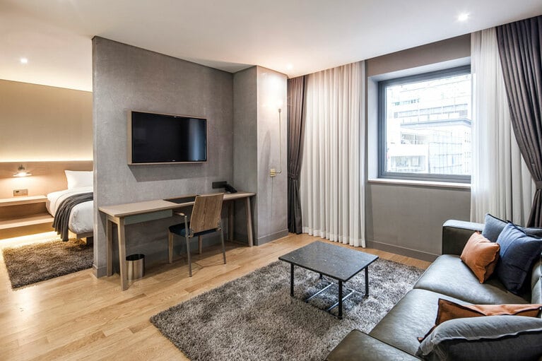 広々としたコーナースイートルーム。W564,000〜アメニティはブルガリのものを採用。