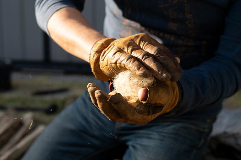 ほぐした麻紐をふんわり丸める。