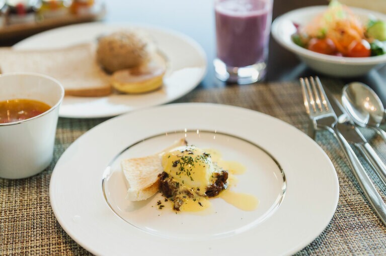 卵料理はテーブルでオーダー。ポーチドエッグ、オムレツなど5種類から選ぶことができ、写真はNOKAシェフによるシグニチャーポーチドエッグ きのこと牛肉の煮込み オランデーズソース。