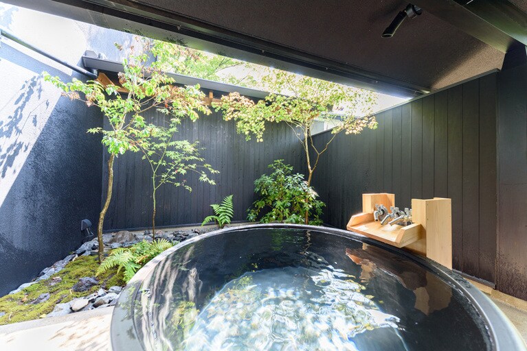 由布院いよとみ［大分／由布院温泉］本館「墨」の客室半露天風呂。