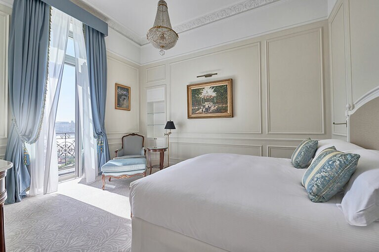 客室は、ウジェニー皇后が愛したタッチで演出。上質な家具とリネンで極上のひととき。