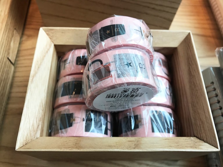 「ロースタリーのロゴ入りマスキングテープ」450円。