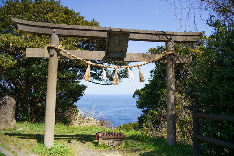 灯台に隣接する鳥居の先に見える沖ノ御前島は「事代主命」（えびす様）が鯛釣りをしていたと伝えられる。