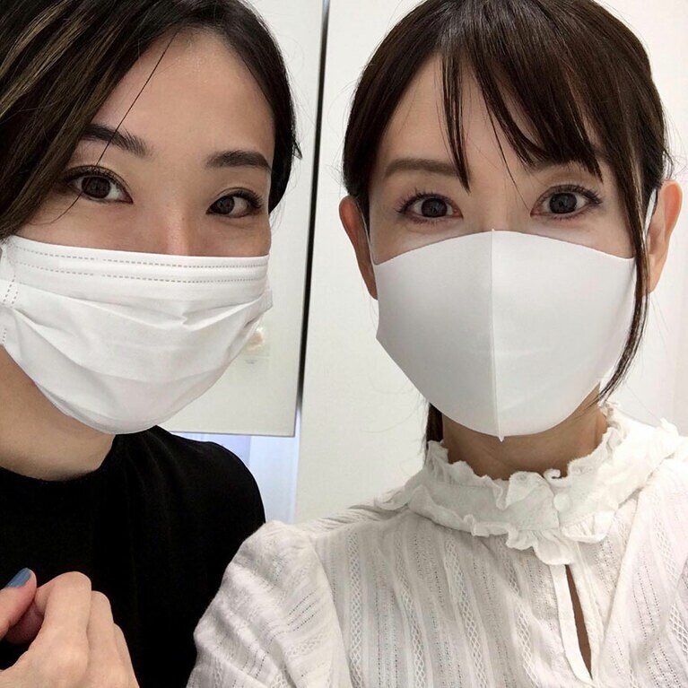 佐々木さんと。目元のあか抜け感が大幅にアップしました(にらさわインスタ画像より)。