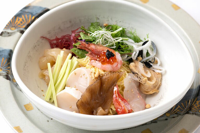 「豪華海鮮具材入り冷麺(柚子醤油タレ)」3,900円（サービス料10％別）。8月31日（木）までの限定。