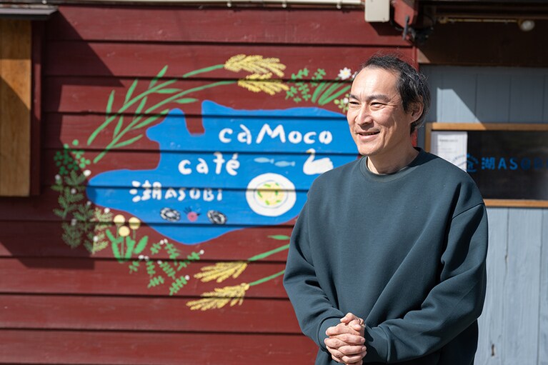 「将来的には、加茂湖を周遊できる水上バスや遊覧船の運行など、佐渡全体の魅力を広めていきたい」と語るオーナーの伊藤剛さんは、加茂湖で真牡蠣の養殖を営む「あきつ丸」の三代目。