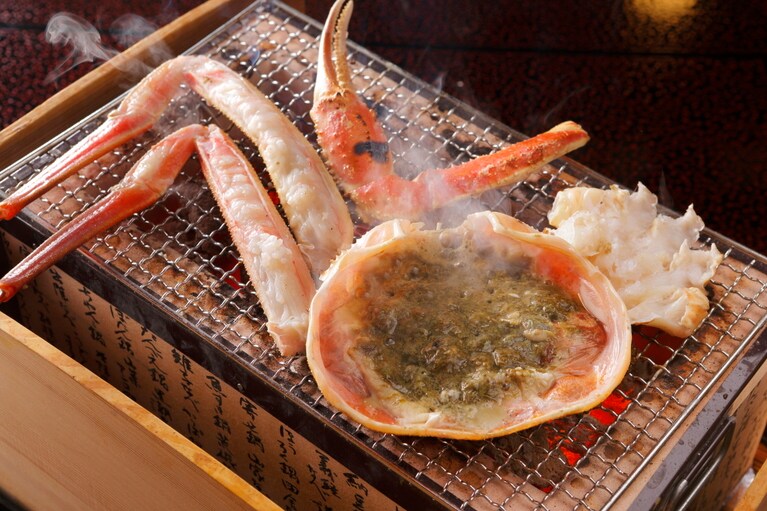炭火で炙って、加能ガニの味噌も身もほおばる贅！