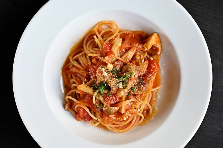 「ベーコンとキノコのアラビアータ」。