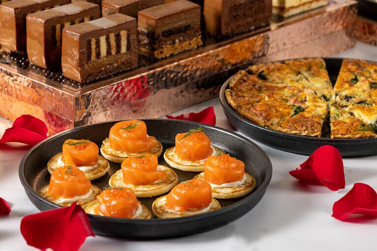 「サーモンのブリニ」や「ほうれん草とベーコンのキッシュ」。