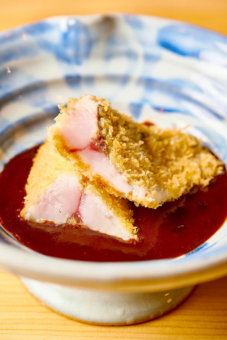 至高の鯵フライ 980円(税込)。淡路の1本釣りで、刺身でも食べられる鮮度なだけに中はレア。デミグラスソースも変化球のおいしさ。