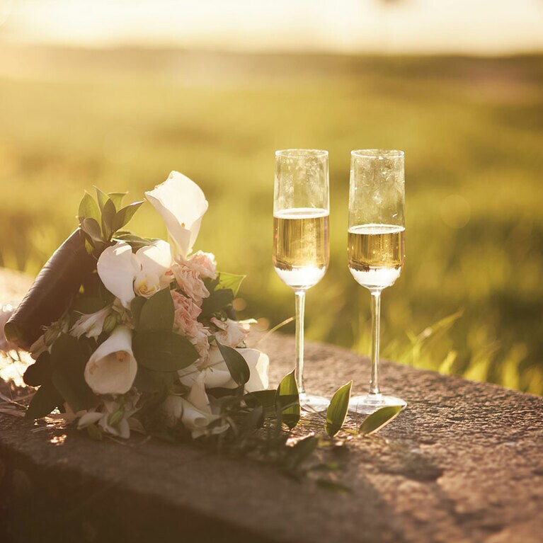 お花とシャンパンのイメージ。