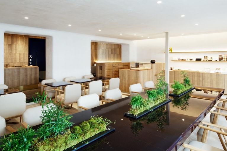 「とらや パリ店」のインテリアは丸みを帯びて角がなく、角を立てない「折り合いの和の心」を表す。