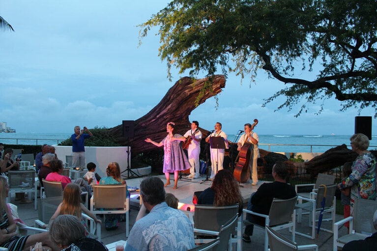 サンセットをバッグに繰り広げられる、記憶に残る空間です。