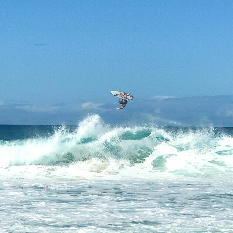 旅行者は海には入らず、眺めて楽しんでくださいね。