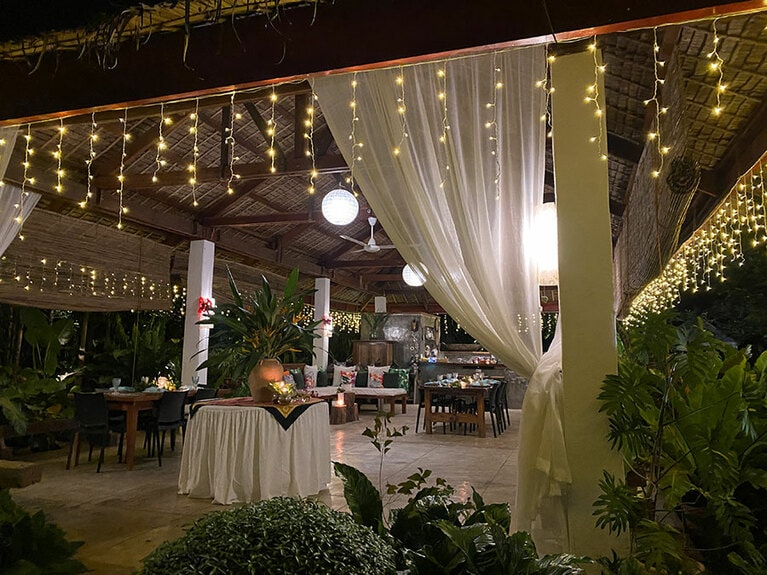 周囲の自然とシームレスなダイニングルーム。