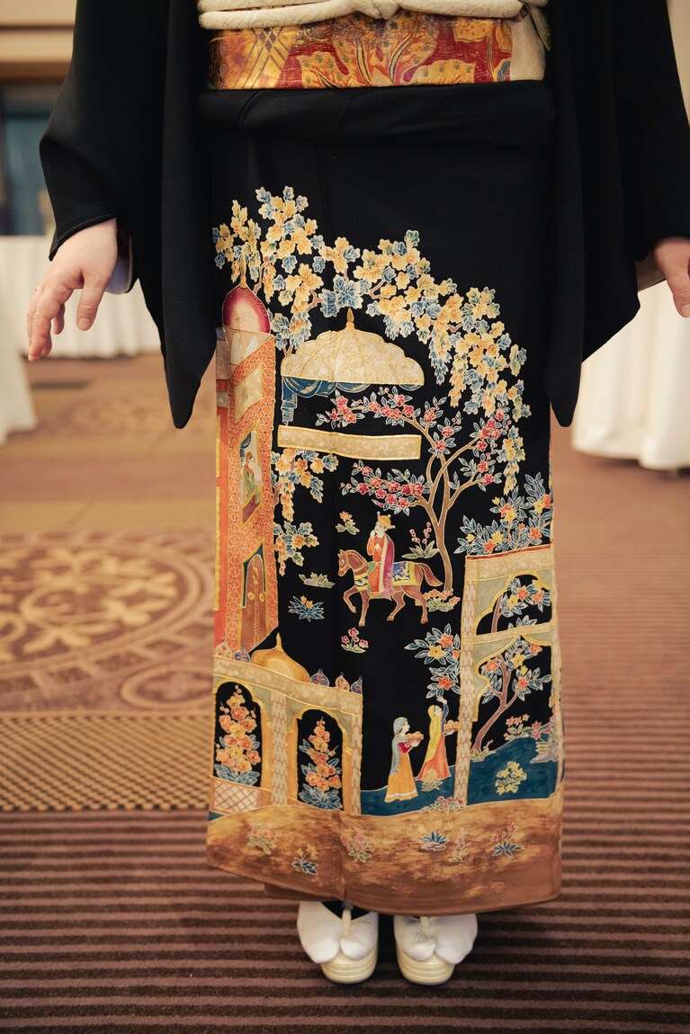 インドの宮殿を刺繍した更紗柄の礼服。