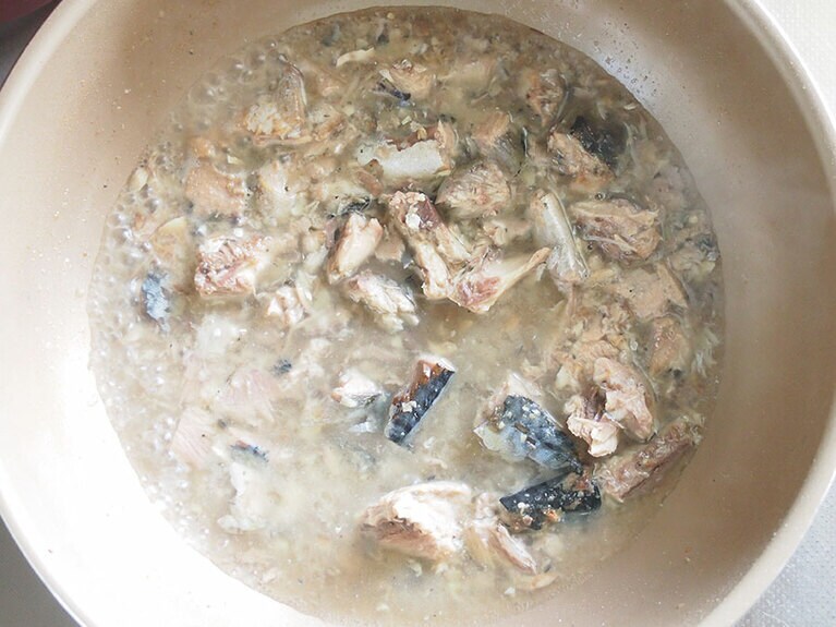 (3) 食べやすい大きさに鯖の身を崩します。水分がなくなったら、おたま一杯分位の水を入れます。