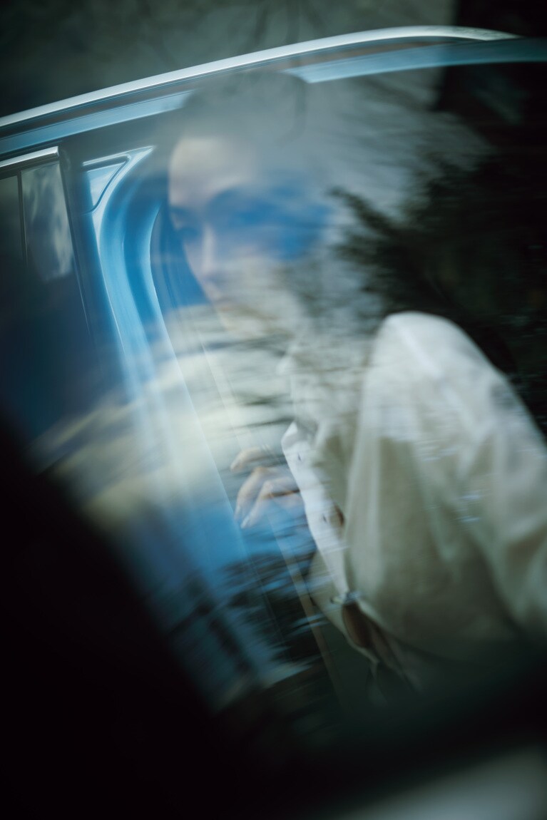 シャツ 311,300円（参考価格） スパンコールのスカート 2,081,200円 帽子 200,200円 ピアス 368,500円 シューズ 173,800円（参考価格） サングラス 115,500円／すべてブルネロ クチネリ（ブルネロ クチネリ ジャパン 03-5276-8300）