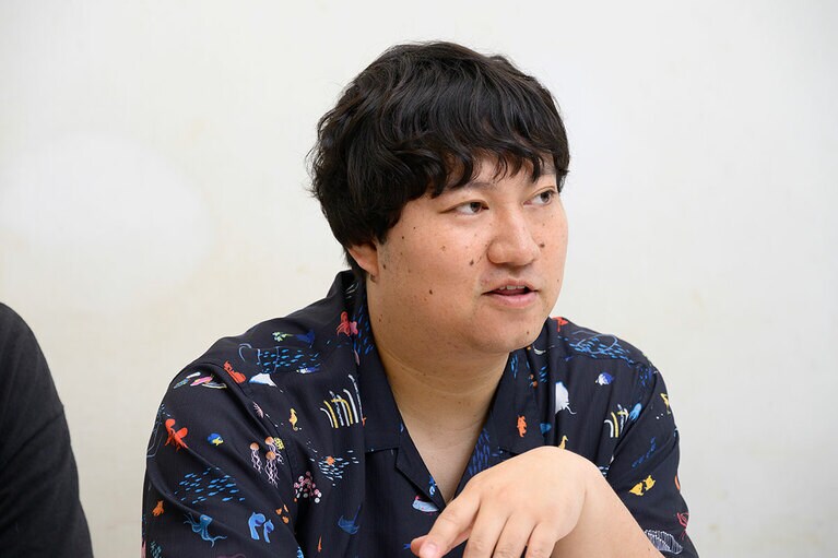 インタビューに答えてくれた、ロングコートダディのおふたり。