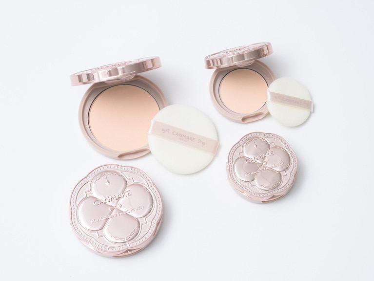 ふわっと広がり、毛穴や色ムラをひと塗りでカバーしてくれるフェイスパウダー。セミマットだけど厚塗り感はない仕上がりにファン多数。テカリ防止パウダー配合で、余分な皮脂を吸収。美容液成分配合。無香料、界面活性剤、タール系色素、アルコールすべてフリー。写真左：キャンメイク マシュマロフィニッシュパウダー SPF50・PA+++ 全4色 各1,034円、リフィル各770円。写真右：マシュマロフィニッシュパウダー mini SPF50・PA+++ 全4色 各880円／井田ラボラトリーズ