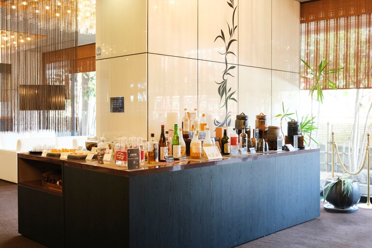 専用サロンで生ビールやワインなどがフリーフローで楽しめる日帰りプランも用意。