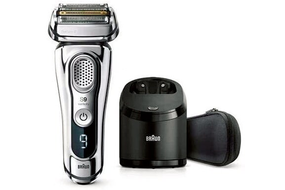 平子さんからの誕生日プレゼントは、高級電気髭剃り。「伊勢丹に車を停めてビックロで買いました(笑)」(平子さん)、「超合金みたいでかっけー！」(酒井さん)。ブラウンのシリーズ9 充電式シェーバー9395cc-v メーカー希望小売価格／ブラウンお客様相談室(0120-136-343)